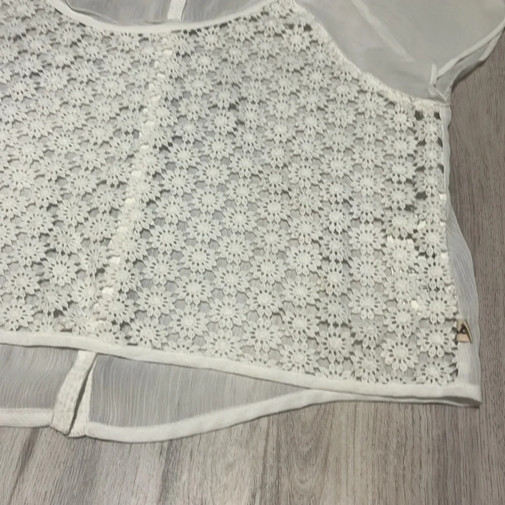Hollister White Crochet Lace Sheer Crop Short Sleeve Blouse Medium - Picture 2 of 4